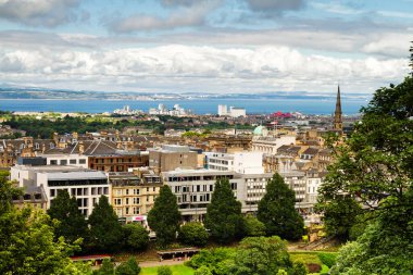 Edinburgh 'un panoramik manzarası - İskoçya' nın başkenti Calton Hill ve Arthur 'un koltuğundan alındı. İngiltere