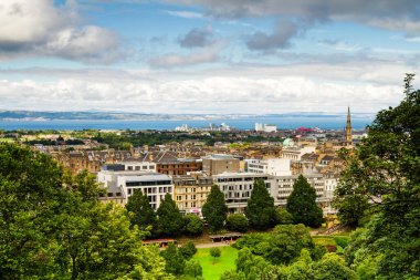 Edinburgh 'un panoramik manzarası - İskoçya' nın başkenti Calton Hill ve Arthur 'un koltuğundan alındı. İngiltere