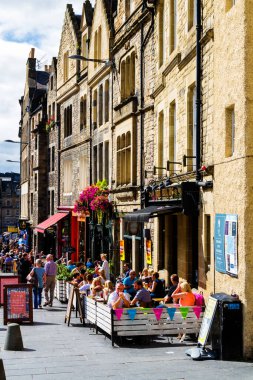 EDINBURGH, SCOTLAND - 22 Ağustos 2016: Edinburgh 'un Grassmarket bölgesinin sokak manzarası, İskoçya, Birleşik Krallık