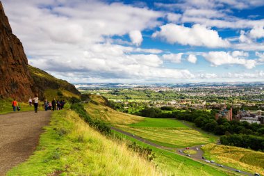 Edinburgh 'un panoramik manzarası - İskoçya' nın başkenti Calton Hill ve Arthur 'un koltuğundan alındı. İngiltere
