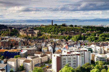 Edinburgh 'un panoramik manzarası - İskoçya' nın başkenti Calton Hill ve Arthur 'un koltuğundan alındı. İngiltere