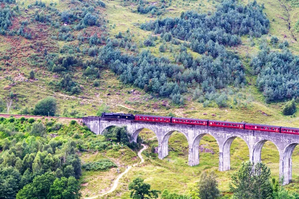 Glenfinnan Railway Viaduct Στη Σκωτία Τρένο Ατμού Jacobite Διέρχεται Πάνω — Φωτογραφία Αρχείου