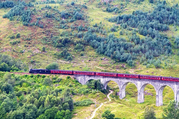 Glenfinnan Railway Viaduct Στη Σκωτία Τρένο Ατμού Jacobite Διέρχεται Πάνω — Φωτογραφία Αρχείου