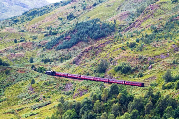 Jacobite Steam Express Προσεγγίζει Glenfinnan Viaduct Στη Σκωτία Ηνωμένο Βασίλειο — Φωτογραφία Αρχείου