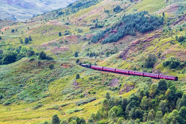 Jacobitånga Närmar Sig Glenfinnan Viadukt Skottland Storbritannien Tåget Och Viadukten — Stockfoto