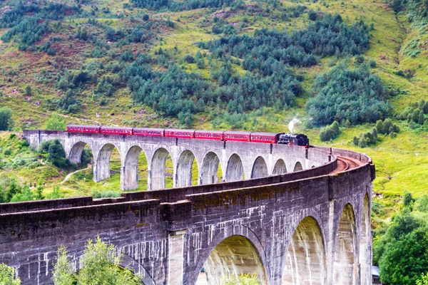 Glenfinnan Railway Viaduct Στη Σκωτία Τρένο Ατμού Jacobite Διέρχεται Πάνω — Φωτογραφία Αρχείου