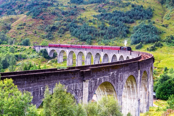 Glenfinnan Railway Viaduct Skottland Med Jakobiternas Ångtåg Som Passerar Över — Stockfoto
