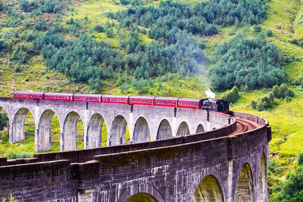 Glenfinnan Railway Viaduct Στη Σκωτία Τρένο Ατμού Jacobite Διέρχεται Πάνω — Φωτογραφία Αρχείου