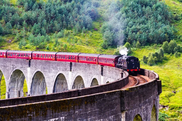 Glenfinnan Railway Viaduct Στη Σκωτία Τρένο Ατμού Jacobite Διέρχεται Πάνω — Φωτογραφία Αρχείου