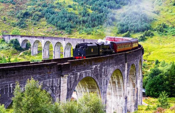 Glenfinnan Railway Viaduct Στη Σκωτία Τρένο Ατμού Jacobite Διέρχεται Πάνω — Φωτογραφία Αρχείου