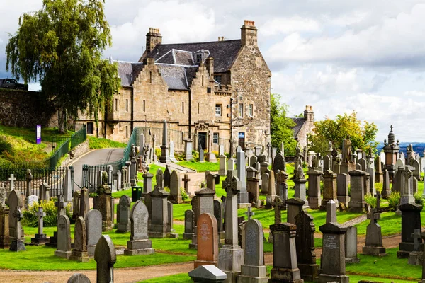STIRLING, SCOTLAND - 19 Ağustos 2016: Stirling 'de, kalenin yakınındaki Kutsal Kaba' nın mezarlığında eski Kelt mezarları. İskoçya, Birleşik Krallık, İngiltere, Avrupa