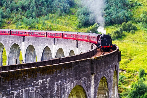 Glenfinnan Railway Viaduct Στη Σκωτία Τρένο Ατμού Jacobite Διέρχεται Πάνω Φωτογραφία Αρχείου