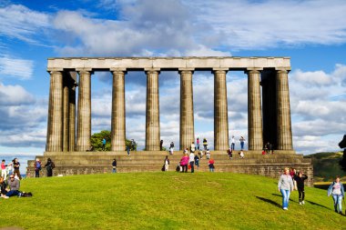EDINBURGH, SCOTLAND - 20 Eylül 2016: Calton Hill 'deki Ulusal İskoçya Anıtı. İskoçya 'nın Napolyon Savaşlarında ölen İskoç asker ve denizciler için ulusal anıtı.