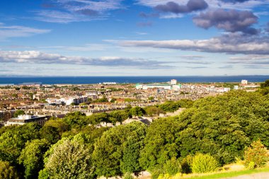 Edinburgh 'un panoramik manzarası - İskoçya' nın başkenti Calton Hill ve Arthur 'un koltuğundan alındı. İngiltere