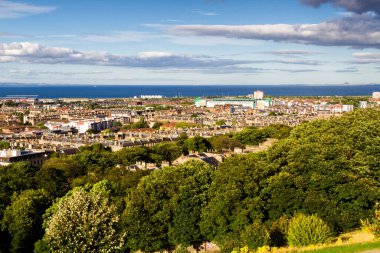 Edinburgh 'un panoramik manzarası - İskoçya' nın başkenti Calton Hill ve Arthur 'un koltuğundan alındı. İngiltere