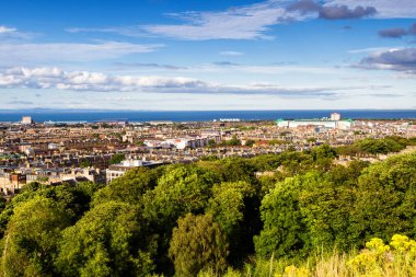 Edinburgh 'un panoramik manzarası - İskoçya' nın başkenti Calton Hill ve Arthur 'un koltuğundan alındı. İngiltere