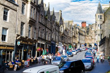 EDINBURGH, SCOTLAND - 10 Ağustos 2016: Cockburn Caddesi 'ndeki gecekondu binalarının manzarası. Birleşik Krallık