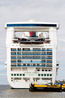 LIVERPOOL, ENGLAND - 17 AĞUSTOS 2016: Gemi gemisi İngiltere 'nin Liverpool kentinde arka planda Liverbird' ler de dahil olmak üzere ünlü silueti ile demirlendi, Birleşik Krallık