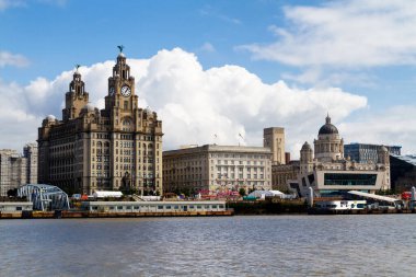 Liverpool, İngiltere. Pier Head 'deki Mersey Nehri' nden Skyline Royal Liver binasını ünlü karaciğer kuşlarıyla gösteriyor. Birleşik Krallık