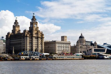 Liverpool, İngiltere. Pier Head 'deki Mersey Nehri' nden Skyline Royal Liver binasını ünlü karaciğer kuşlarıyla gösteriyor. Birleşik Krallık