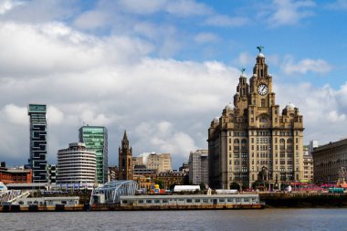 LiVERPOOL, ENGLAND - 20 AĞUSTOS 2016: Mersey Nehri 'nden Pier Head' e uzanan Skyline, ünlü karaciğer kuşlarıyla Royal Liver binasını gösteriyor.