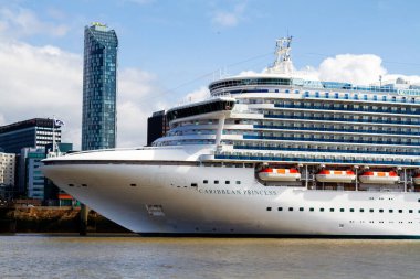 LIVERPOOL, ENGLAND - 17 AĞUSTOS 2016: Gemi gemisi İngiltere 'nin Liverpool kentinde arka planda Liverbird' ler de dahil olmak üzere ünlü silueti ile demirlendi, Birleşik Krallık