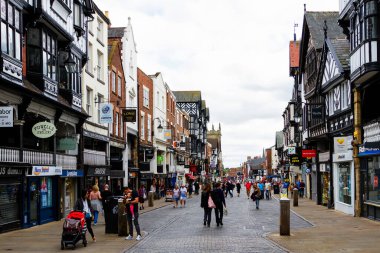 CHESTER, İngiltere - 30 AĞUSTOS 2016: Chester katedralinin yanındaki St. Werburgh Caddesi manzarası, Chester şehir merkezi, Cheshire, İngiltere