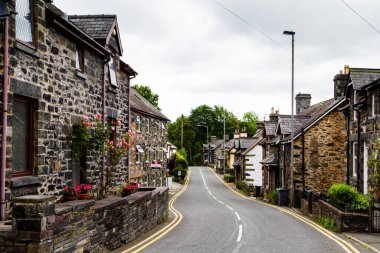 BETWS-Y-COED - WALES - 30 Ağustos 2017: İngiltere 'deki Snowdonia Ulusal Parkı' ndaki eski huzurlu köyde eski taş evler
