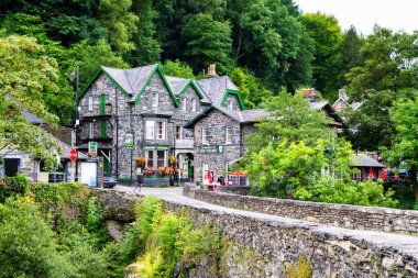 BETWS-Y-COED - WALES - 30 Ağustos 2017: Snowdonia Ulusal Parkı, İngiltere 'deki eski huzurlu köyde eski taş ev