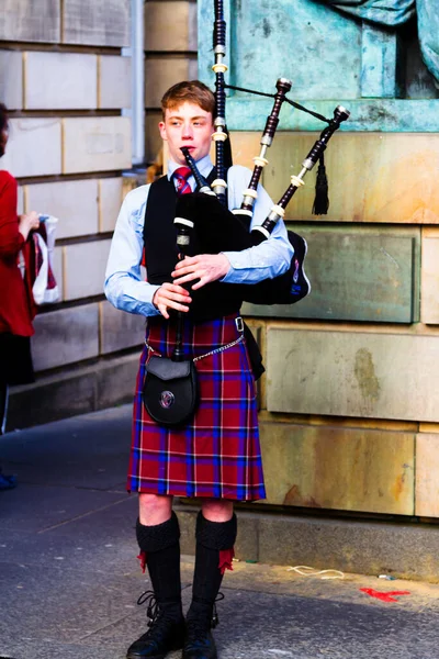 Edinburgh Scotland Marea Britanie Circa August 2016 Cimpoi Scoțieni Îmbrăcați — Fotografie, imagine de stoc