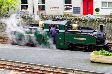 FFESTINIOG, WALES - 29 Ağustos 2016: Snowdonia Ulusal Parkı, Galler, Birleşik Krallık, Avrupa 'daki Ffestiniog Buhar Demiryolu