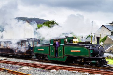 FFESTINIOG, WALES - 29 Ağustos 2016: Snowdonia Ulusal Parkı, Galler, Birleşik Krallık, Avrupa 'daki Ffestiniog Buhar Demiryolu