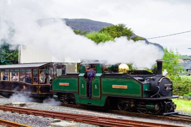 FFESTINIOG, WALES - 29 Ağustos 2016: Snowdonia Ulusal Parkı, Galler, Birleşik Krallık, Avrupa 'daki Ffestiniog Buhar Demiryolu