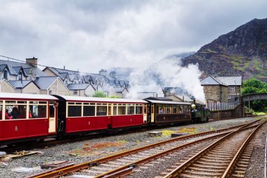FFESTINIOG, WALES - 29 Ağustos 2016: Snowdonia Ulusal Parkı, Galler, Birleşik Krallık, Avrupa 'daki Ffestiniog Buhar Demiryolu