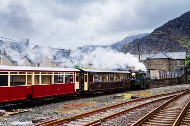 FFESTINIOG, WALES - 29 Ağustos 2016: Snowdonia Ulusal Parkı, Galler, Birleşik Krallık, Avrupa 'daki Ffestiniog Buhar Demiryolu