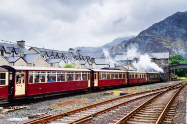 FFESTINIOG, WALES - 29 Ağustos 2016: Snowdonia Ulusal Parkı, Galler, Birleşik Krallık, Avrupa 'daki Ffestiniog Buhar Demiryolu