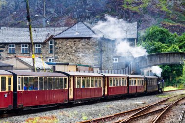 FFESTINIOG, WALES - 29 Ağustos 2016: Snowdonia Ulusal Parkı, Galler, Birleşik Krallık, Avrupa 'daki Ffestiniog Buhar Demiryolu