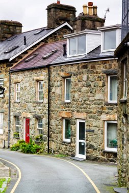 DOLGELLAU - WALES - 30 AĞUSTOS 2017: Snowdonia Ulusal Parkı, İngiltere 'deki eski huzurlu köyde taş evler