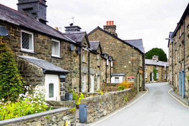 Galler 'deki Snowdonia Ulusal Parkı' ndaki eski bir köyün hava manzarası.