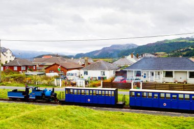 FAIRBOURNE, WALES - 30 AĞUSTOS 2016: Snowdonia Ulusal Parkı, Galler, İngiltere, Avrupa 'daki Ffestiniog Buhar Demiryolu İstasyonu