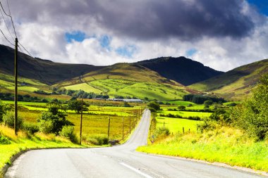 Birleşik Krallık 'ın Kuzey Galler' deki Snowdonia Ulusal Parkı 'ndaki dağlara giden yol manzarası. Snowdonia, Galler 'in kuzeyindeki bir dağ silsilesidir. Avrupa