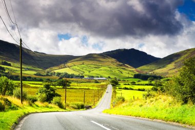 Birleşik Krallık 'ın Kuzey Galler' deki Snowdonia Ulusal Parkı 'ndaki dağlara giden yol manzarası. Snowdonia, Galler 'in kuzeyindeki bir dağ silsilesidir. Avrupa