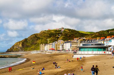 ABERYSTWYTH, WALES, UNITED KINGDOM - 20 AĞUSTOS 2016: Galler 'deki Aberystwyth Kraliyet İskelesi' nden alınan Kuzey sahili ve deniz terası. Arka planda Anayasa Tepesi.
