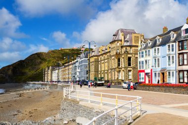 ABERYSTWYTH, WALES, BİRLİK KINGDOM - 20 AĞUSTOS 2016: Galler 'deki Aberystwyth Kraliyet İskelesi' nden alınan Kuzey sahili ve deniz terası.