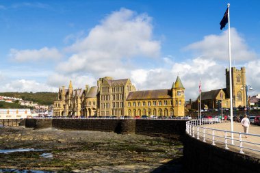 Galler 'deki Aberystwyth Kraliyet İskelesi' nden alınan kuzey plajı ve deniz terası. Arka planda Aziz Michael Kilisesi.