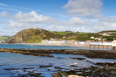 Galler 'deki Aberystwyth Kraliyet İskelesi' nden alınan Kuzey plajı ve deniz terası. Arka planda Anayasa Tepesi