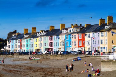 ABERYSTWYTH, WALES, BİRLİK KINGDOM - 20 AĞUSTOS 2016: Galler 'deki Aberystwyth Kraliyet İskelesi' nden alınan Kuzey sahili ve deniz terası.