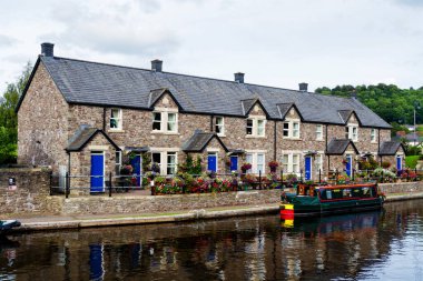 BRECON, WALES - 28 AĞUSTOS 2016: Brecon kasabası, Galler, İngiltere 'de bir nehir kıyısına yanaştı