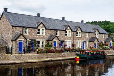 BRECON, WALES - 28 AĞUSTOS 2016: Brecon kasabası, Galler, İngiltere 'de bir nehir kıyısına yanaştı