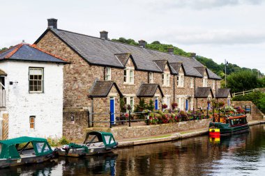 BRECON, WALES - 28 AĞUSTOS 2016: Brecon kasabası, Galler, İngiltere 'de bir nehir kıyısına yanaştı